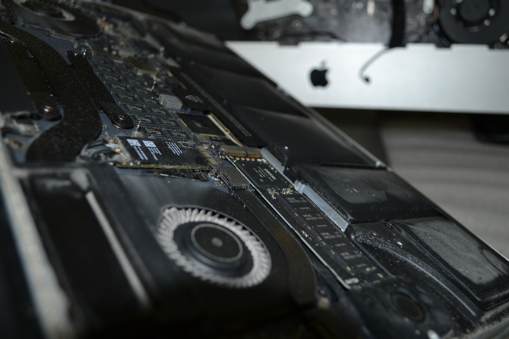 Вздуло аккумулятор MacBook Pro